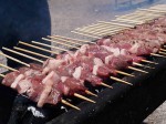 arrosticini-fatti-a-mano-in-cottura-sulla-canalina