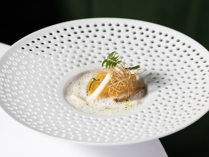 capesanta-salsa-champagne-crema-di-tuorlo-e-asparagi-bianchi